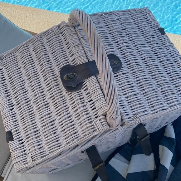 Picnic Basket Wicker Complete for 4 Super Cute! - Picture 10 of 15